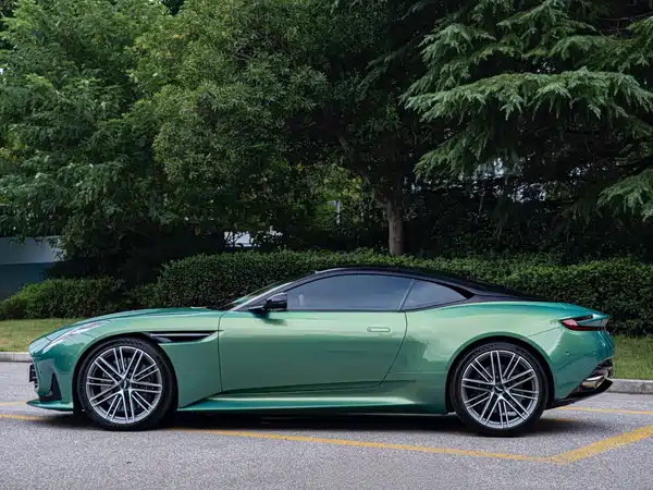 Aston Martin DB12 2024