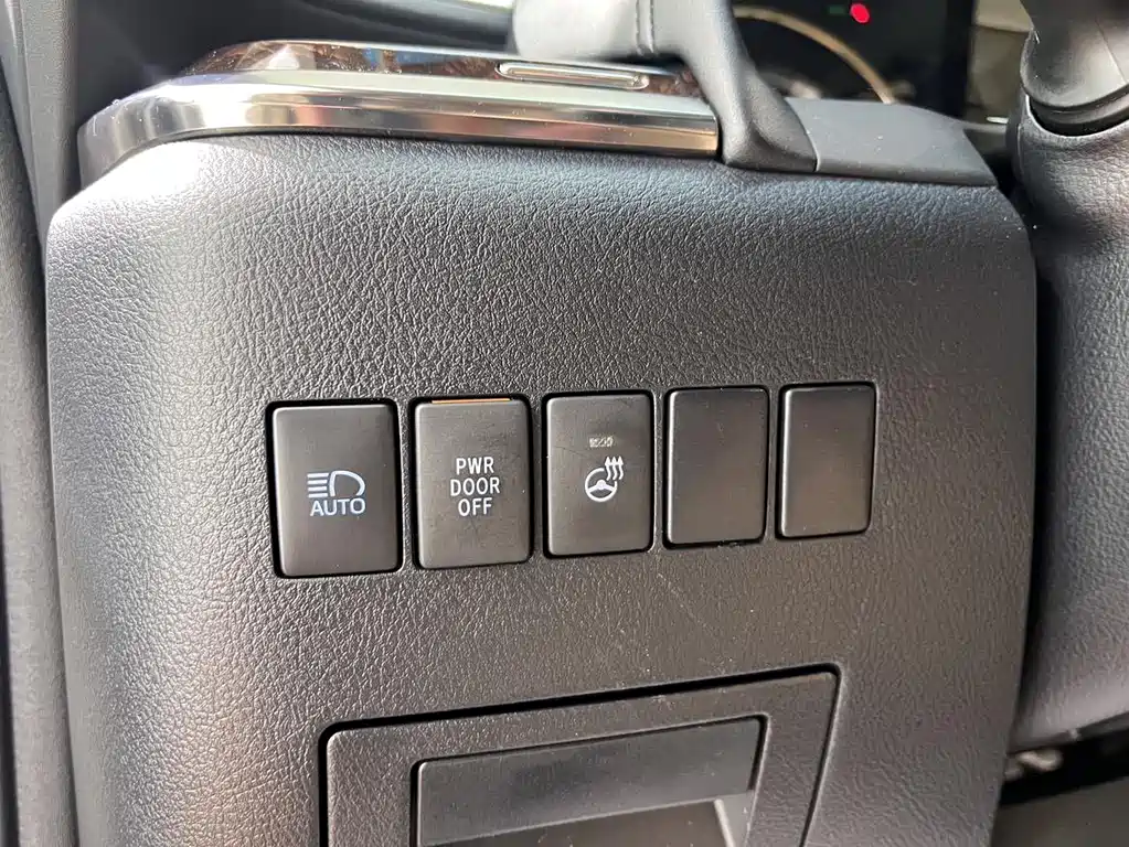 Toyota Alphard 2020 — фото 19