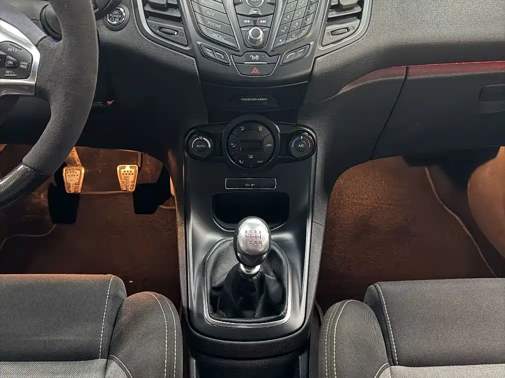 Ford Fiesta 2015 — фото 12