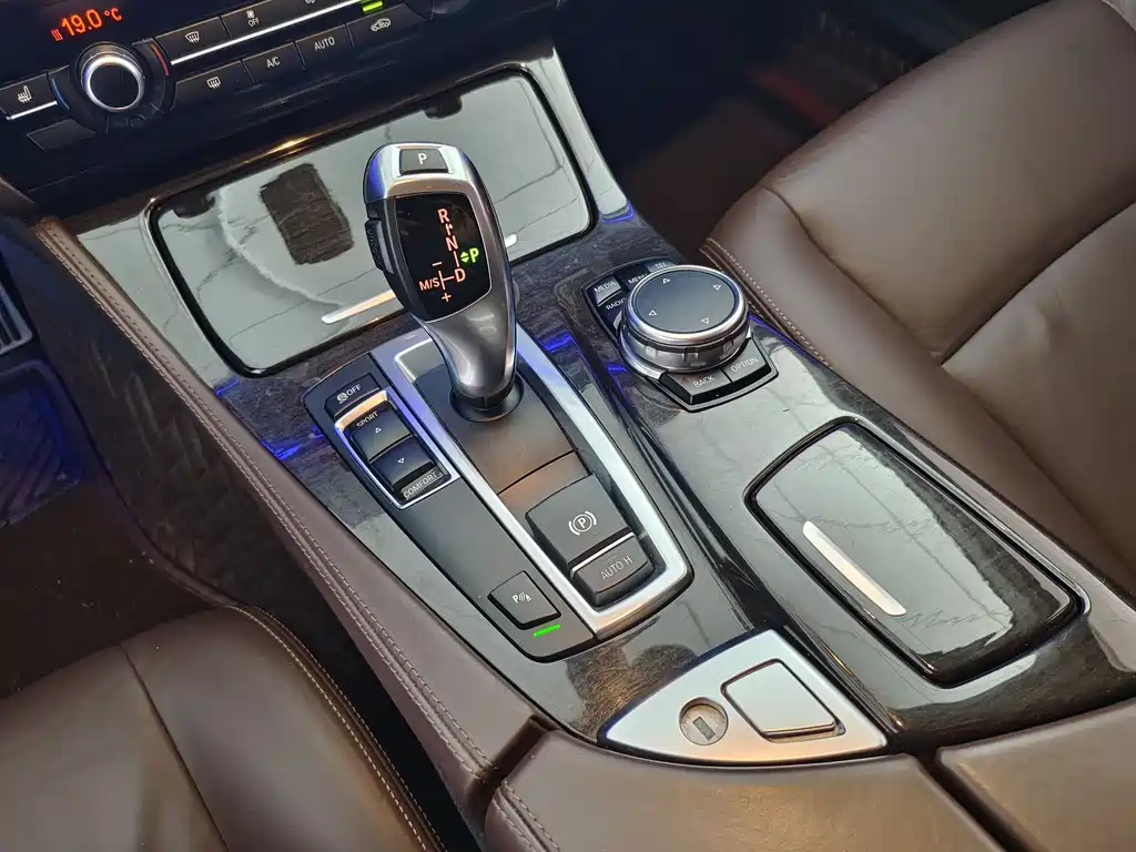 BMW 5 Series 2017 — фото 14