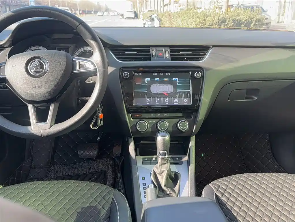 Skoda Octavia 2018 — фото 10