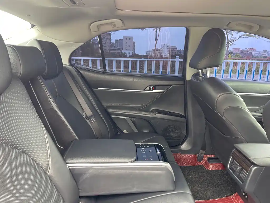Toyota Camry 2018 — фото 13