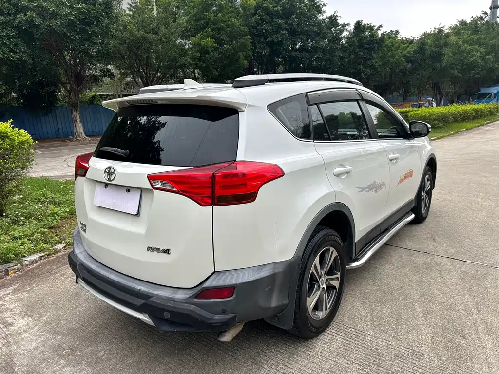 Toyota RAV4 2015 — фото 4