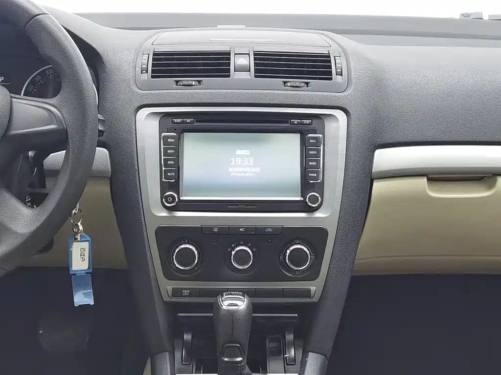 Skoda Octavia 2015 — фото 12