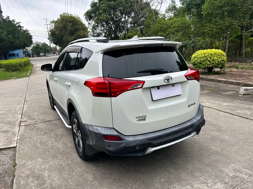 Toyota RAV4 2015 — фото 6