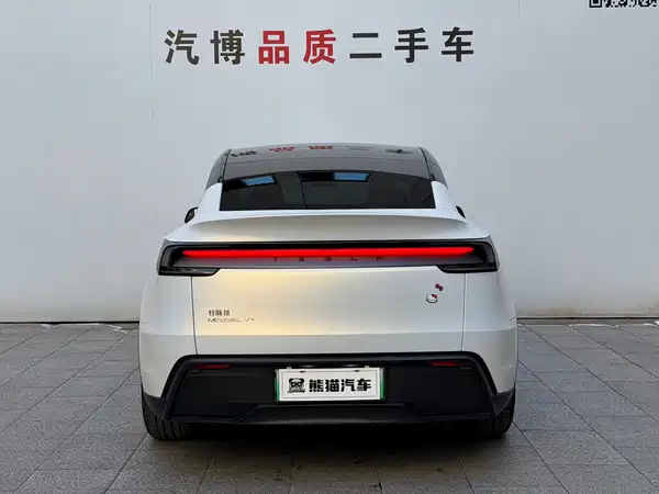 Tesla Model Y 2025