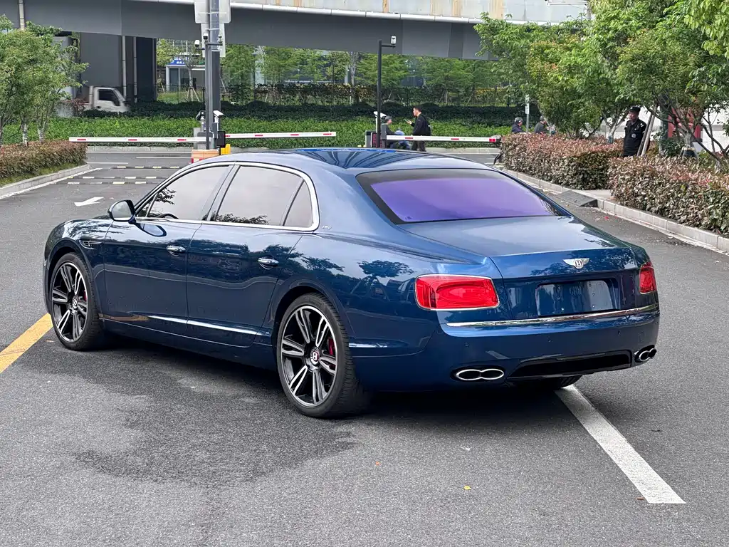 Bentley Flying Spur 2018 — фото 7