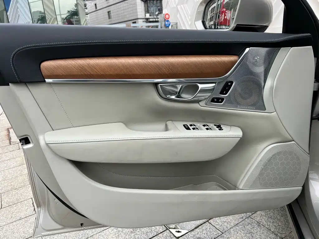 Volvo S90 Plug-In Hybrid 2019 — фото 19