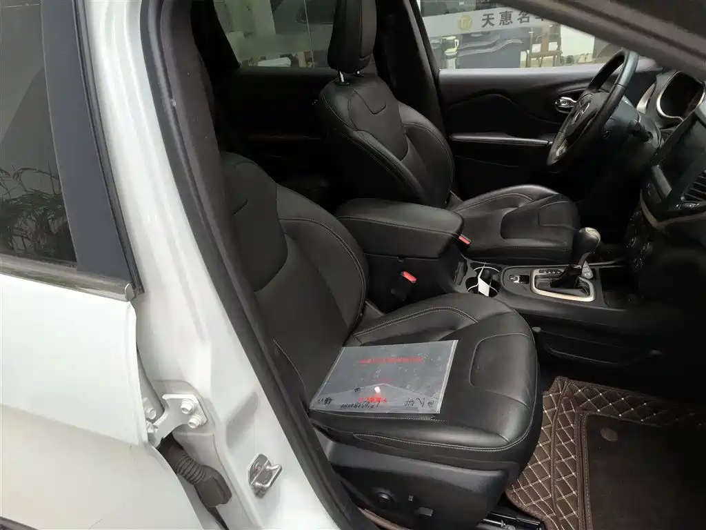 Jeep Cherokee 2019 — фото 17