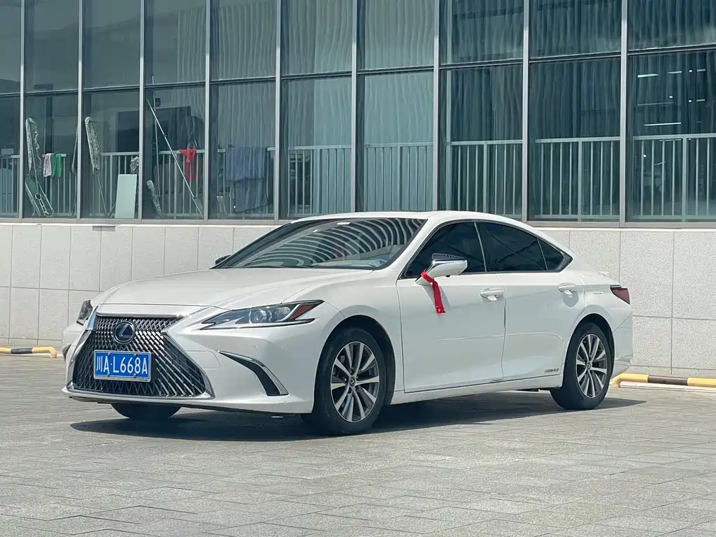 Lexus ES 2020 — фото 1