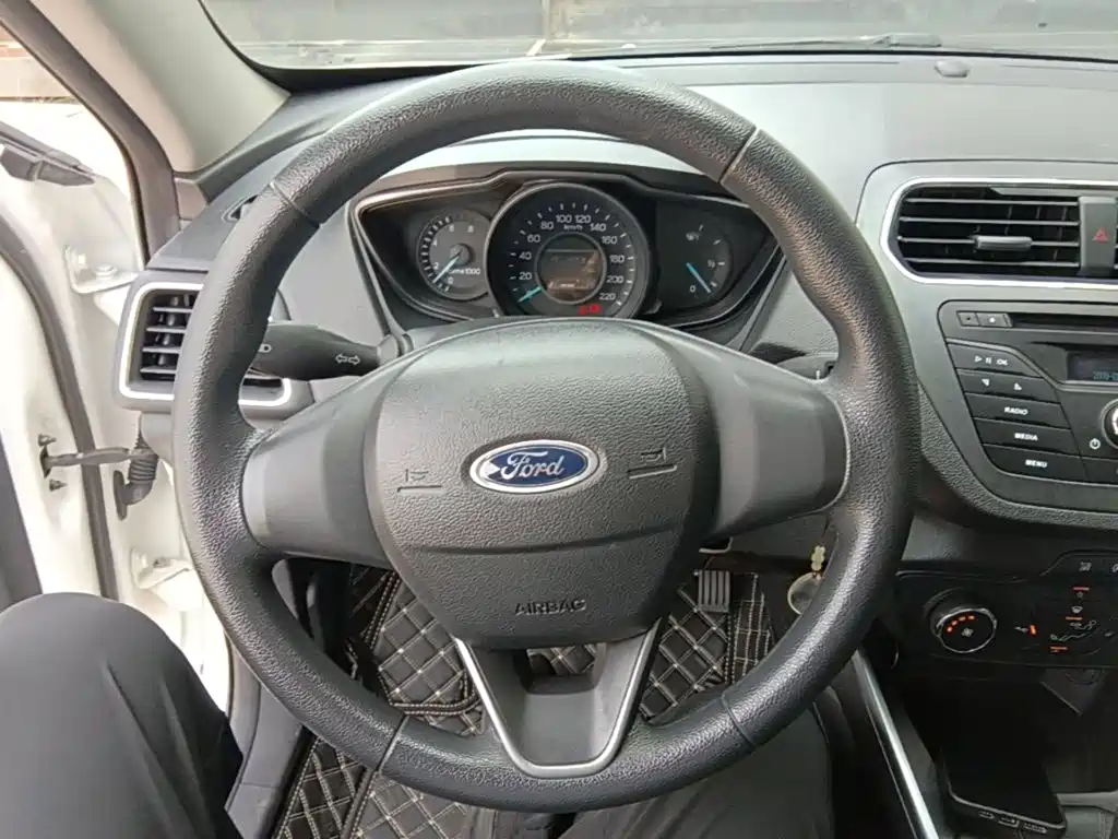 Ford Escort 2020 — фото 11
