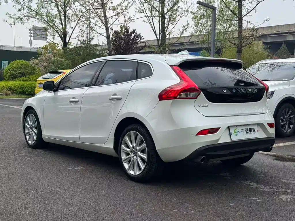 Volvo V40 2015 — фото 14