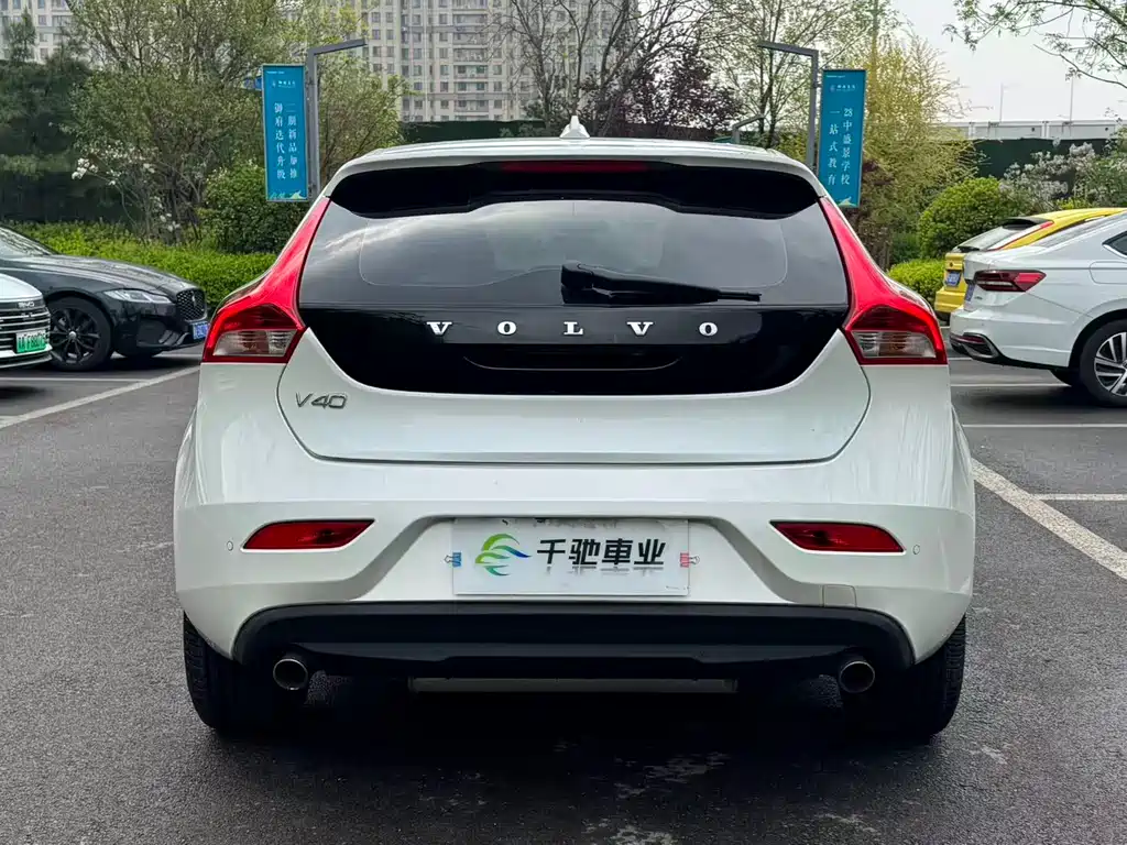 Volvo V40 2015 — фото 16