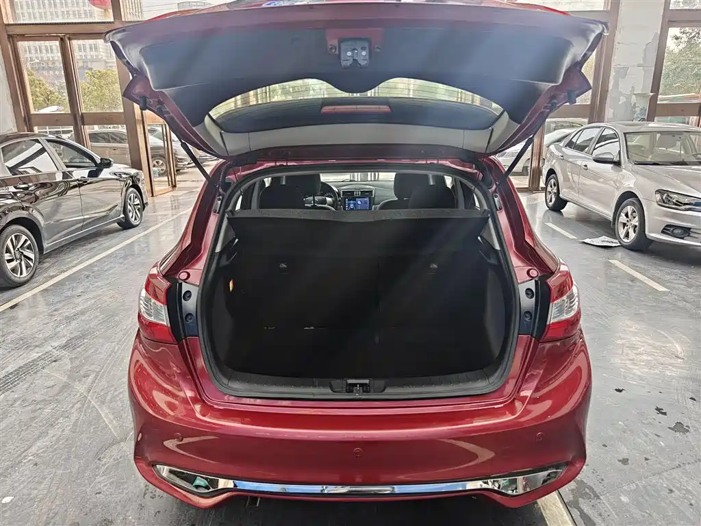 Nissan Tiida 2018 — фото 15