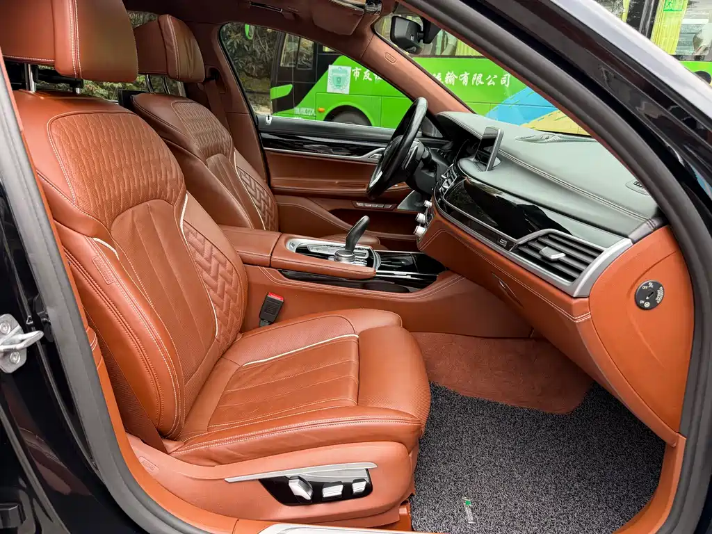 BMW 7 Series 2018 — фото 12