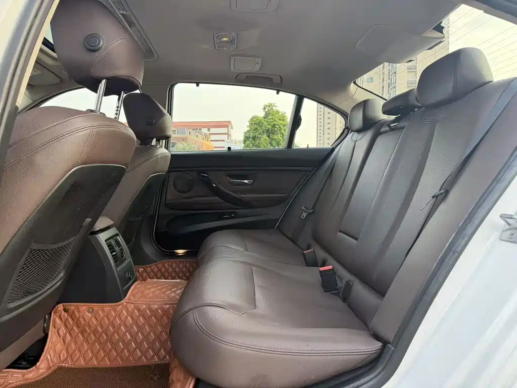 BMW 3 Series 2018 — фото 10