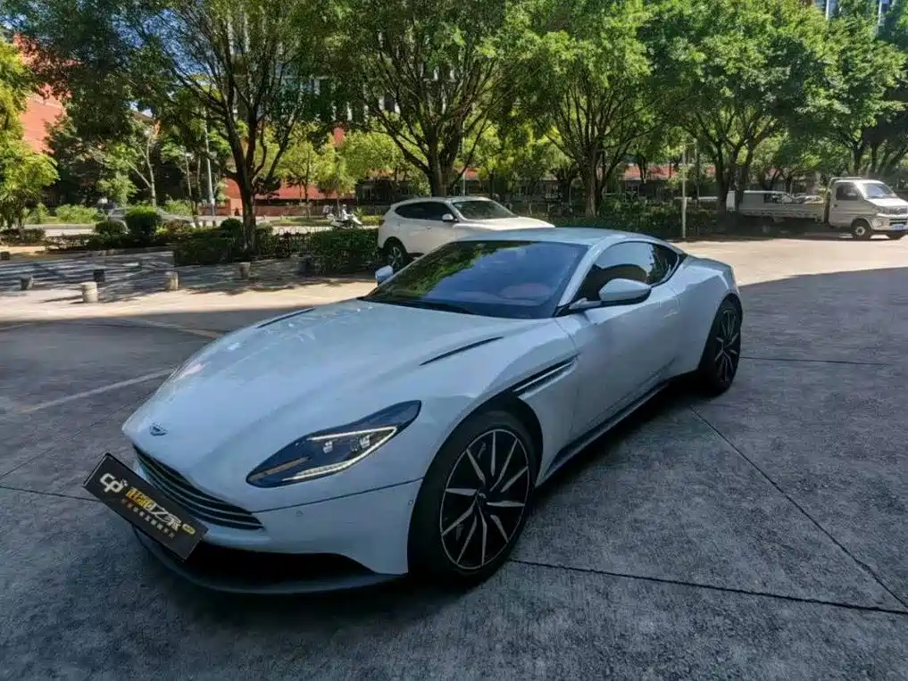 Aston Martin DB11 2019 — фото 1
