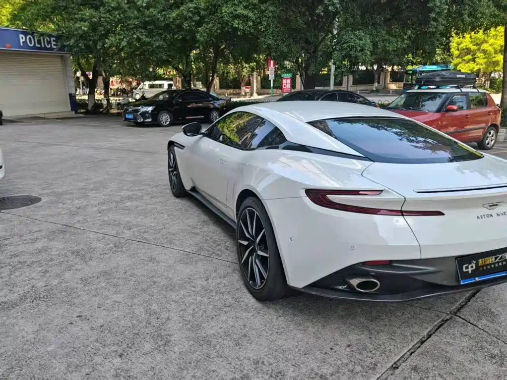 Aston Martin DB11 2019 — фото 4