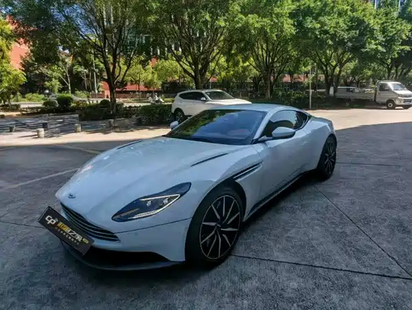 Aston Martin DB11 2019