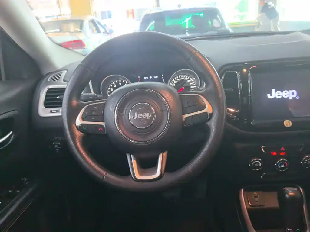 Jeep Compass 2017 — фото 11