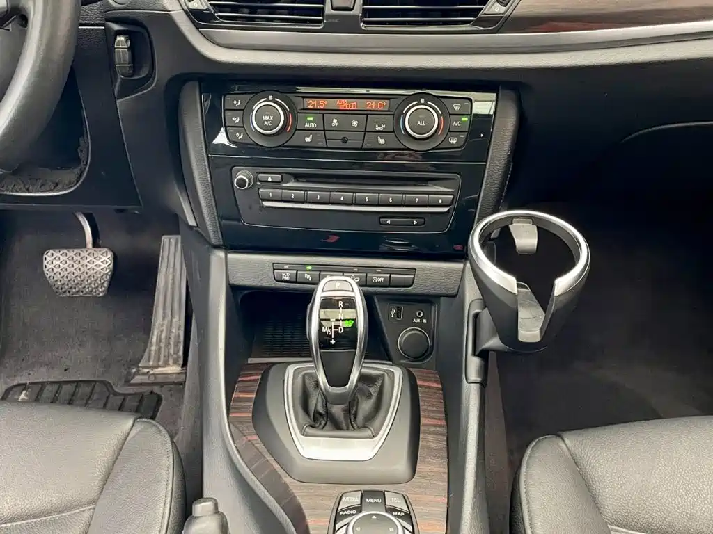 BMW X1 2015 — фото 9