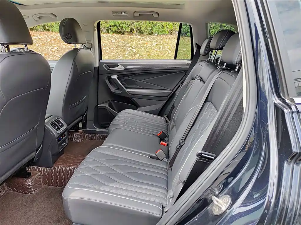 Volkswagen Tiguan L 2023 — фото 8