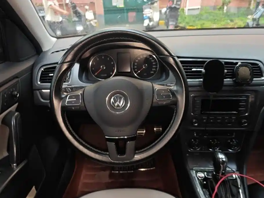 Volkswagen Cross Lavida 2018 — фото 15