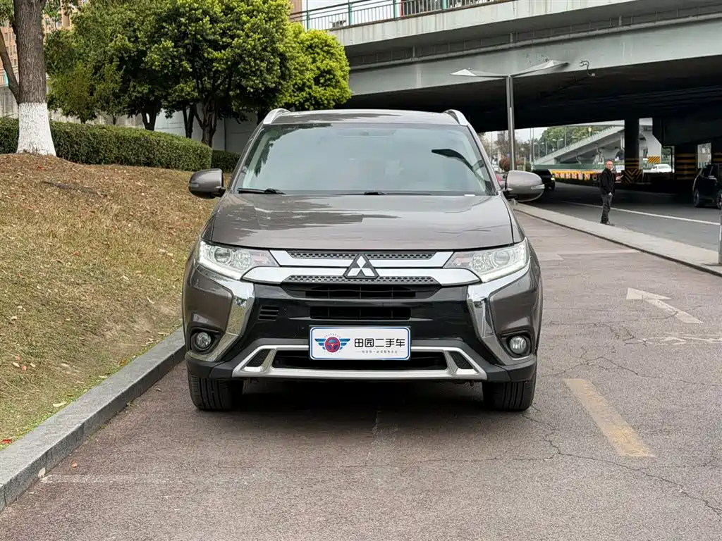 Mitsubishi Outlander 2021 — фото 2