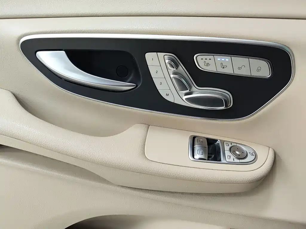 Mercedes-Benz V-Class 2021 — фото 20