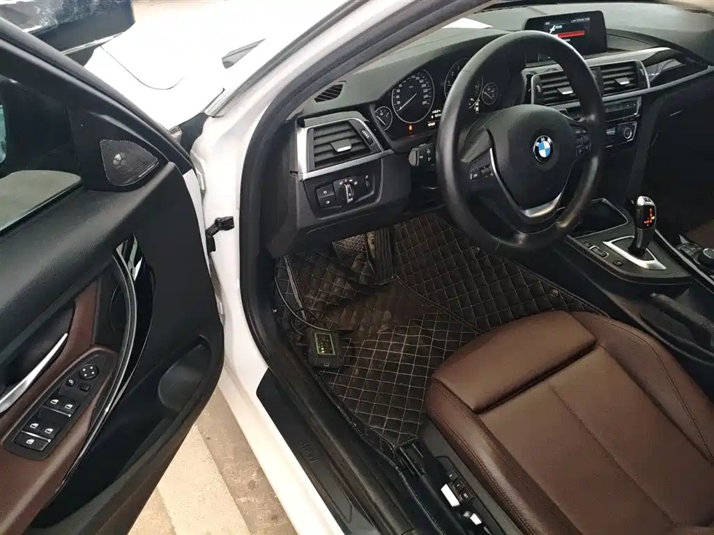 BMW 3 Series 2018 — фото 16