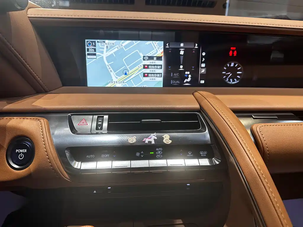 Lexus LC 2018 — фото 11
