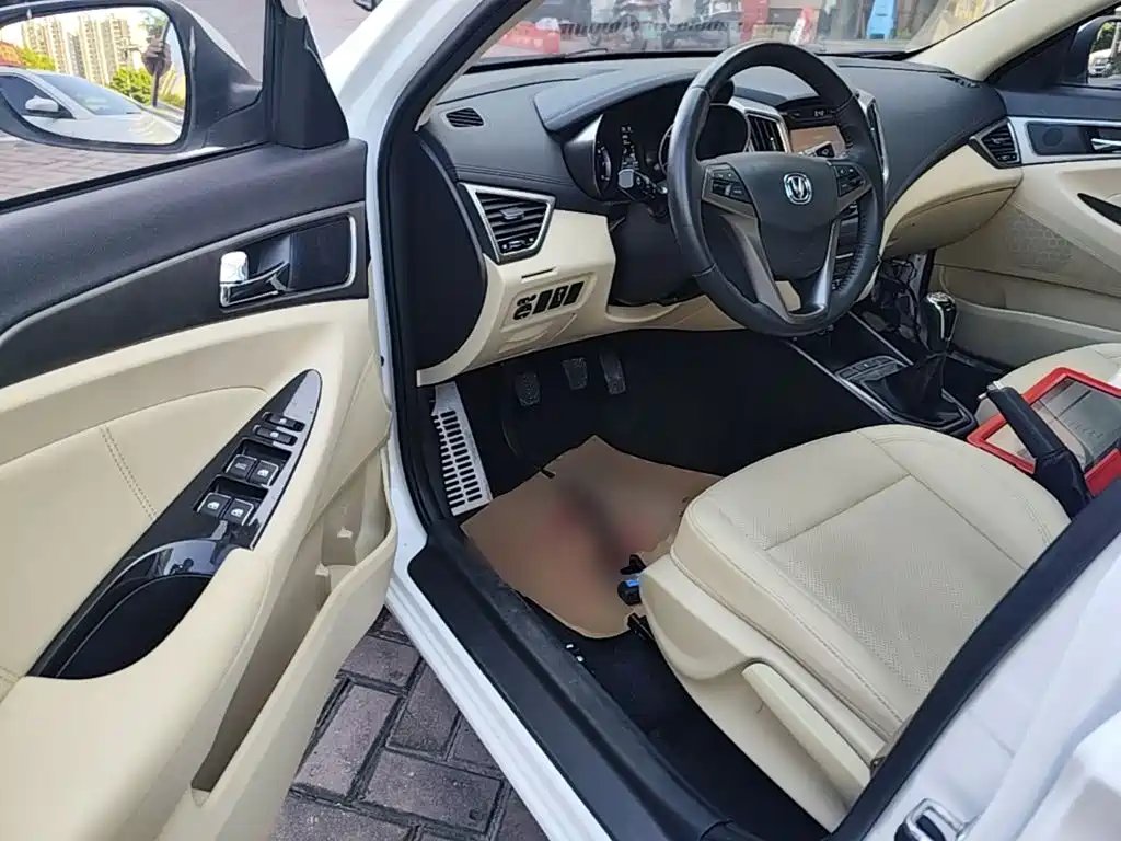 Changan Eado 2016 — фото 16