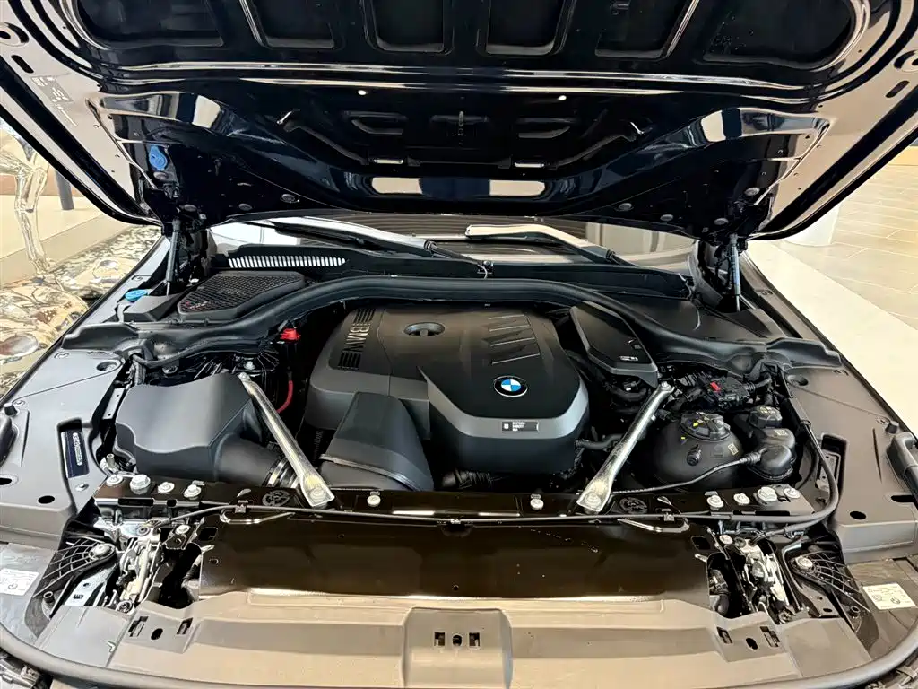 BMW 5 Series 2025 — фото 16