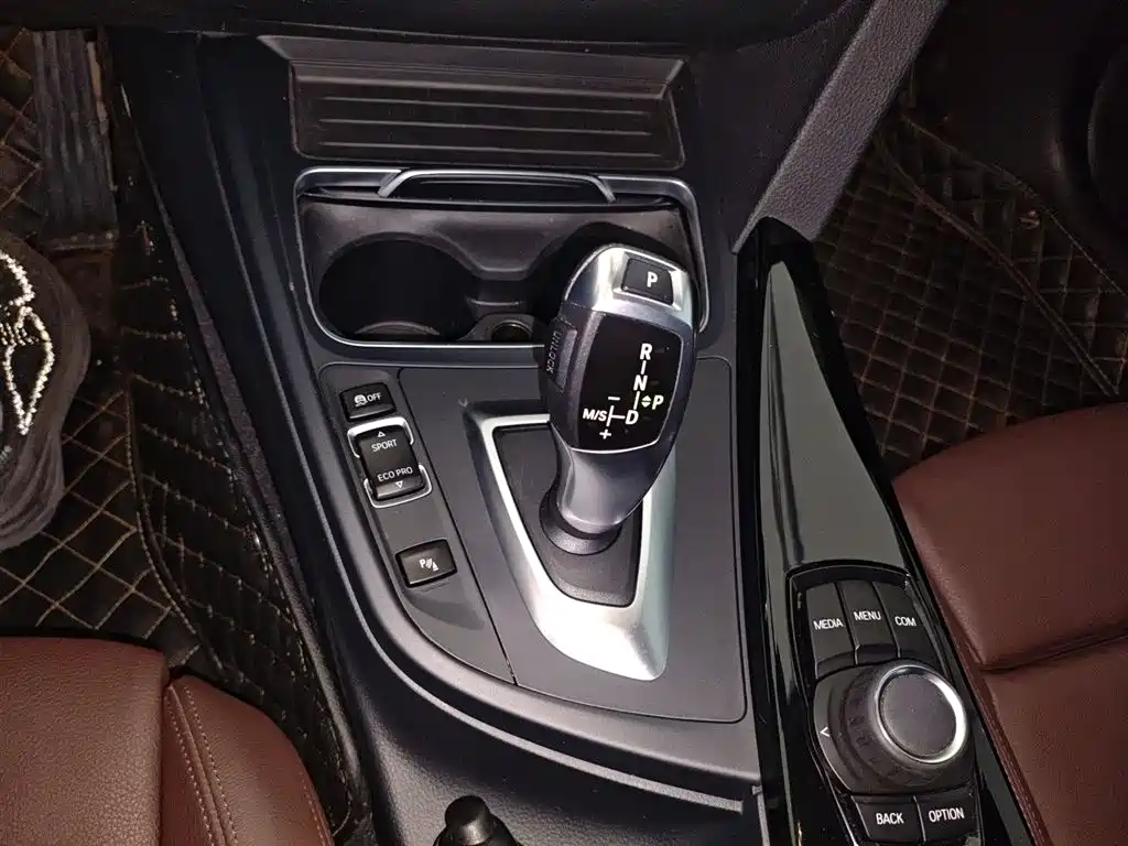 BMW 3 Series 2018 — фото 14