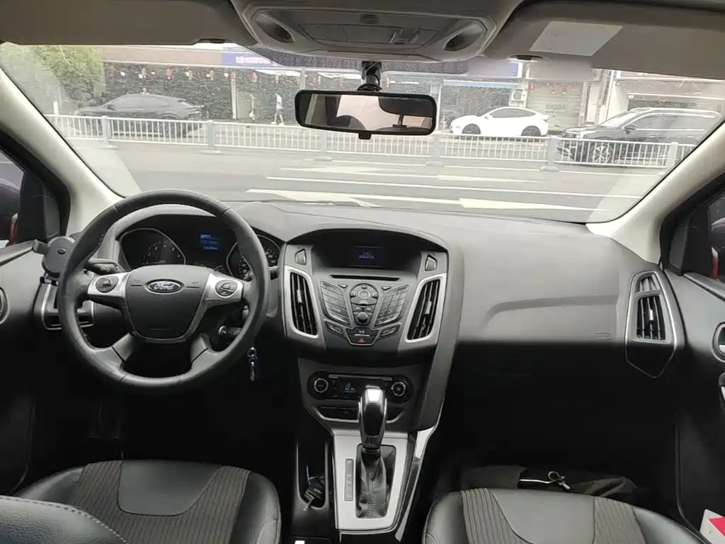 Ford Focus 2015 — фото 10