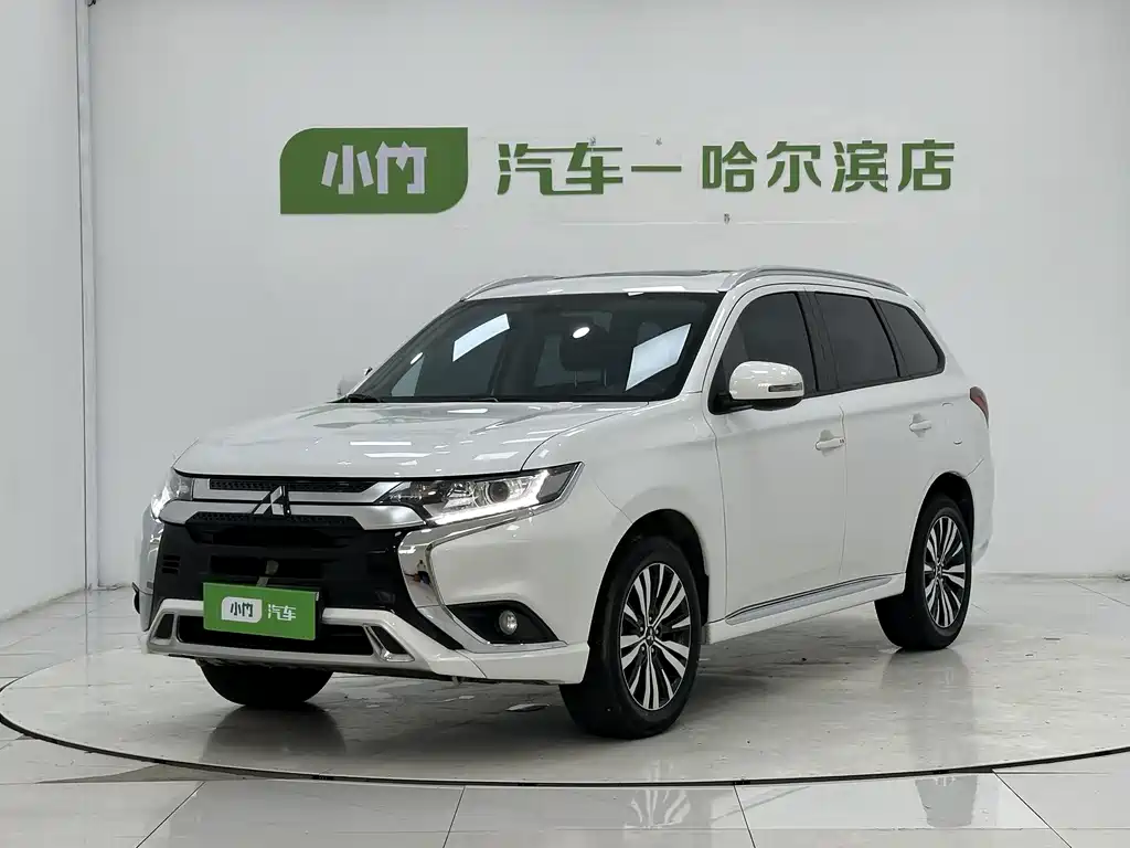 Mitsubishi Outlander 2023 — фото 1