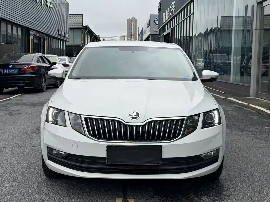 Skoda Octavia 2022 — фото 3