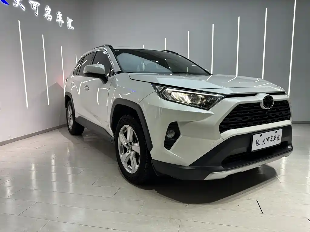 Toyota RAV4 2021 — фото 3