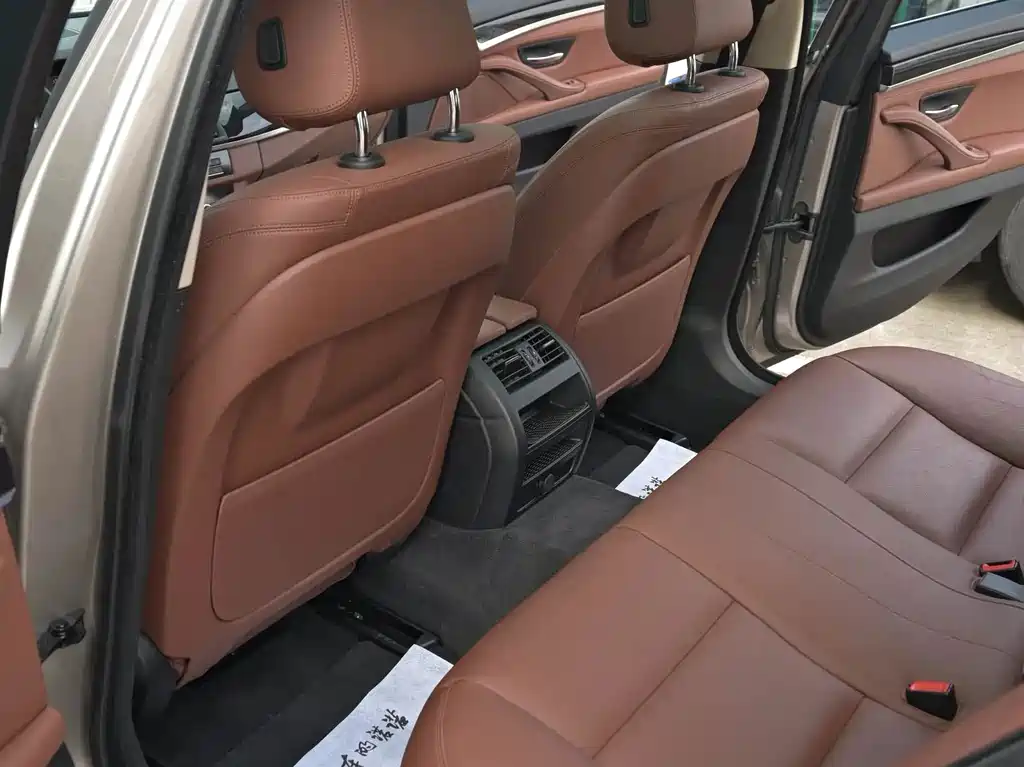 BMW 5 Series 2017 — фото 16