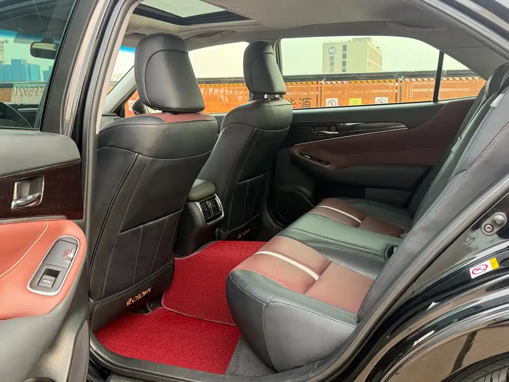 Toyota Crown 2017 — фото 10