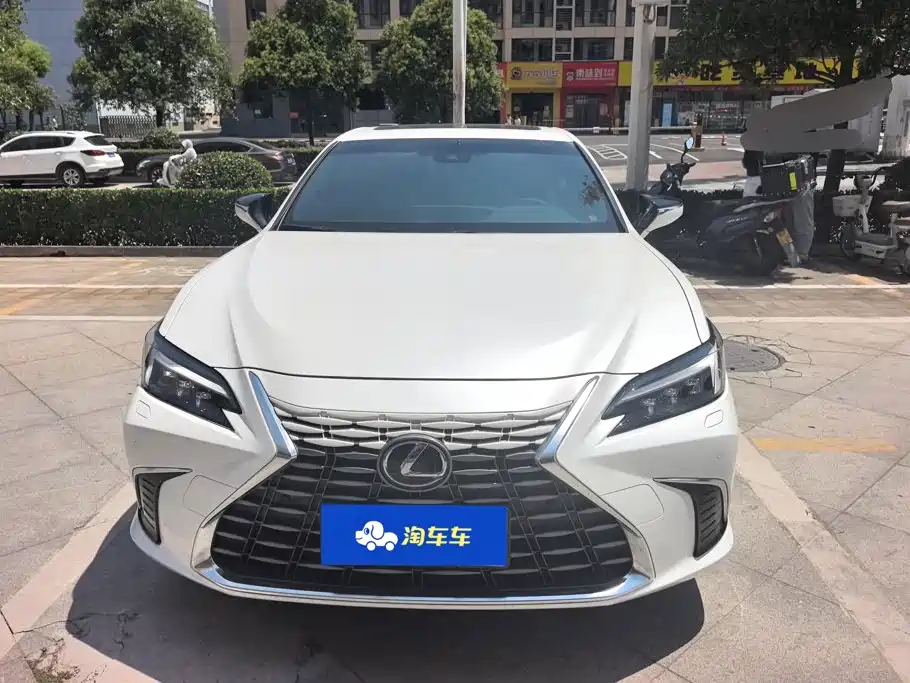 Lexus ES 2025