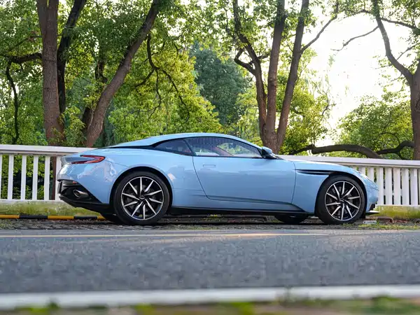 Aston Martin DB11 2021
