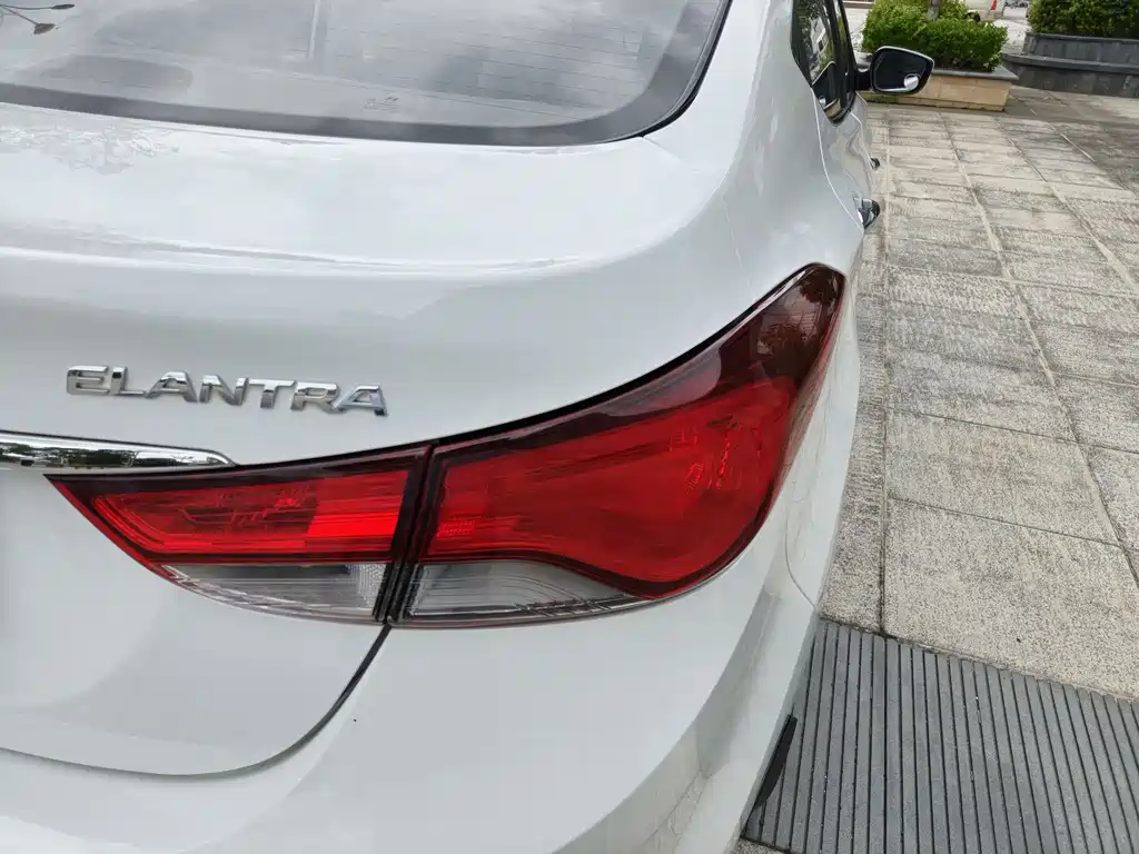 Hyundai Elantra 2016 — фото 10