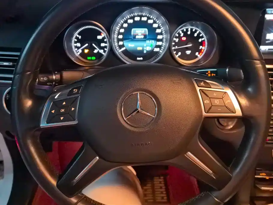 Mercedes-Benz E-Class 2015 — фото 15