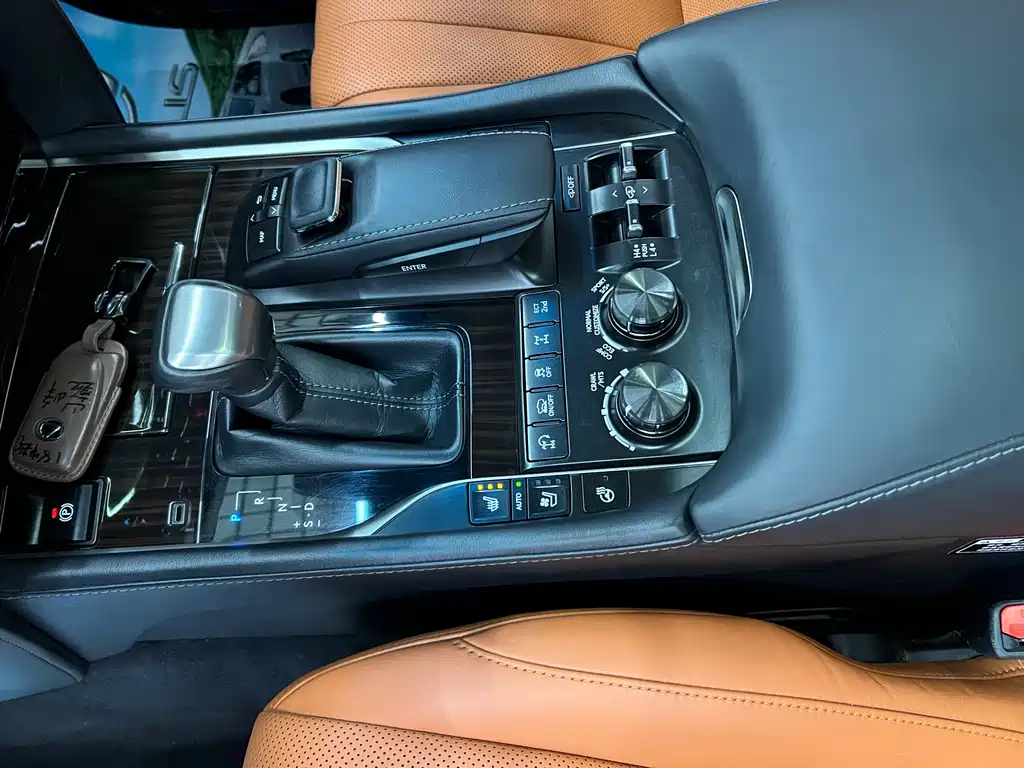 Lexus LX 2018 — фото 18