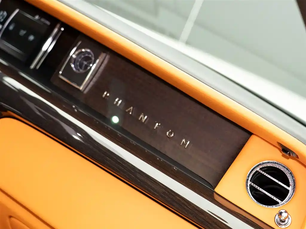 Rolls-Royce Phantom 2022 — фото 22