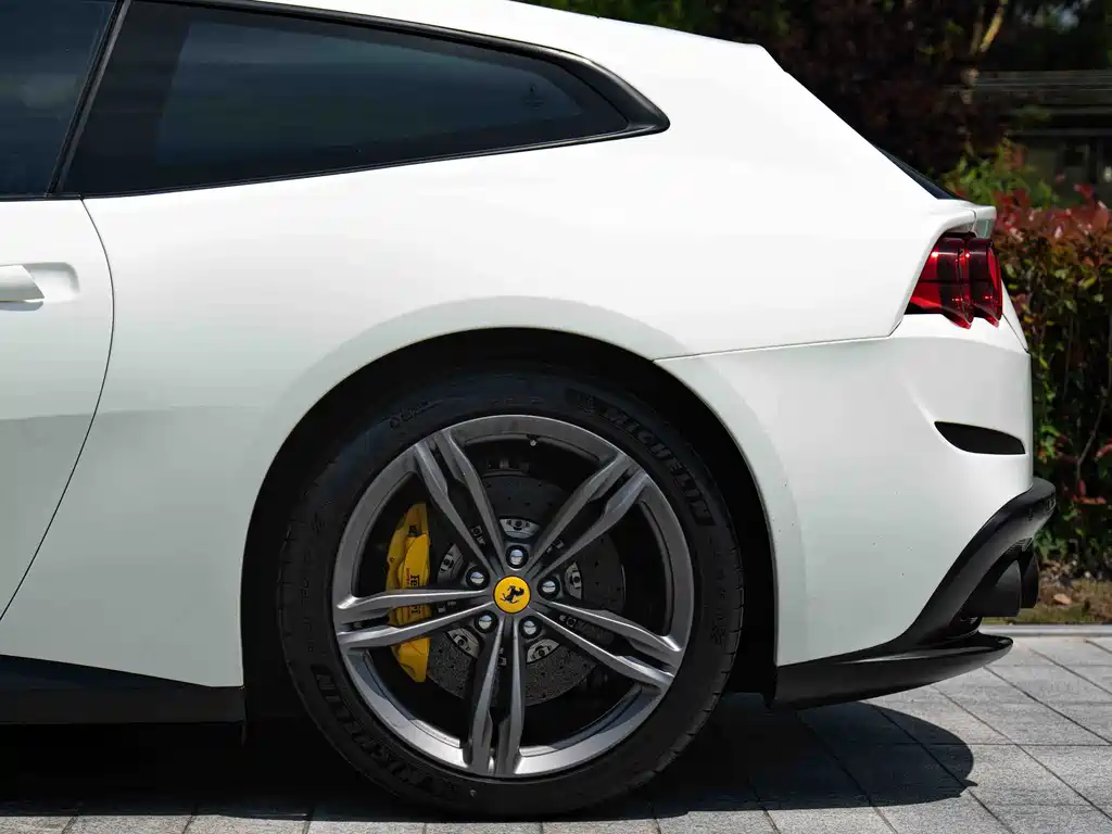 Ferrari GTC4Lusso 2017 — фото 7