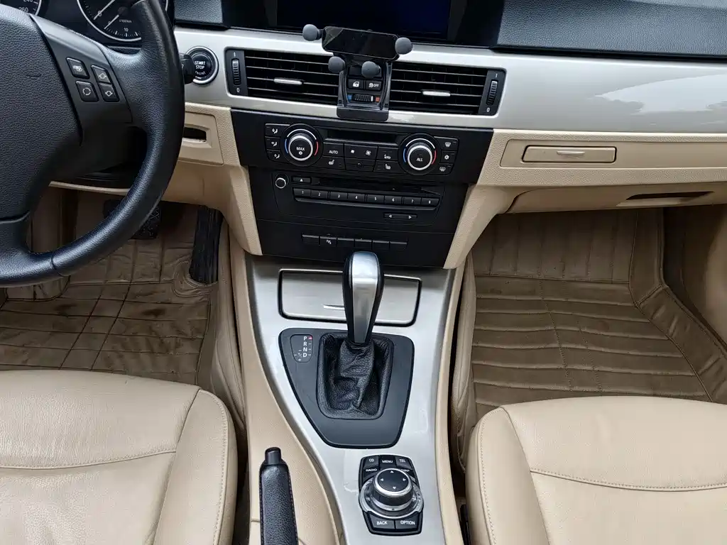 BMW 3 Series 2011 — фото 10