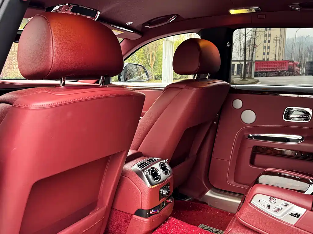Rolls-Royce Ghost 2018 — фото 10