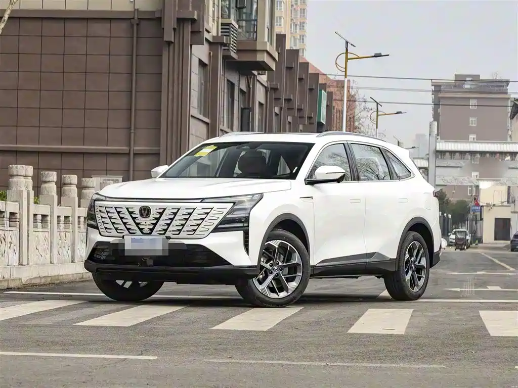 Changan CS75PLUS 2025 — фото 1